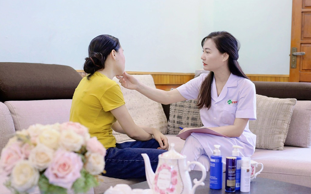 Khách hàng đến Khoa Da liễu, Bệnh viên Đa khoa Hữu Nghị 103 Yên Bái để được tư vấn sử dụng mỹ phẩm.